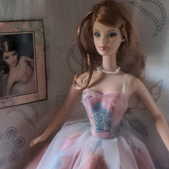 Special Edition Batik Princess Barbie - Picture 3 of 4
